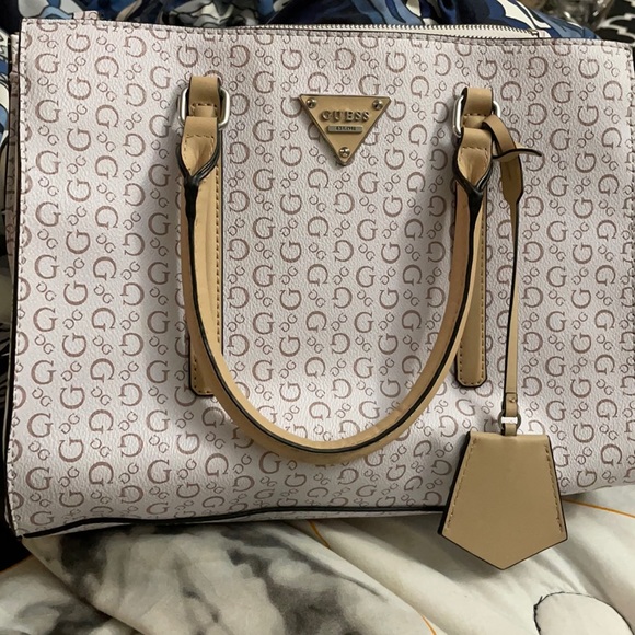 Guess purse - Picture 1 of 2